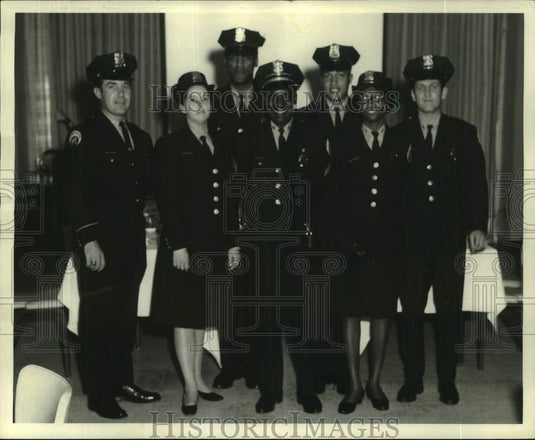 1969 Press Photo Frank Wilson, Mary Lee Weimunson, and Other Police Officers