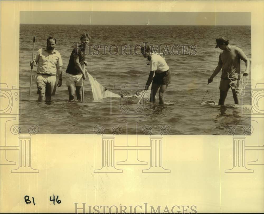 1989 Press Photo Professor Michael Poirrer takes samples from Lake Pontchartrain- Historic Images