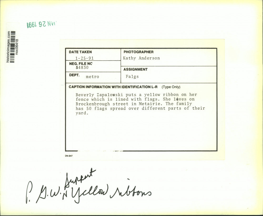 1991 Press Photo Lady decorates her yard with flags in Metairie Louisiana