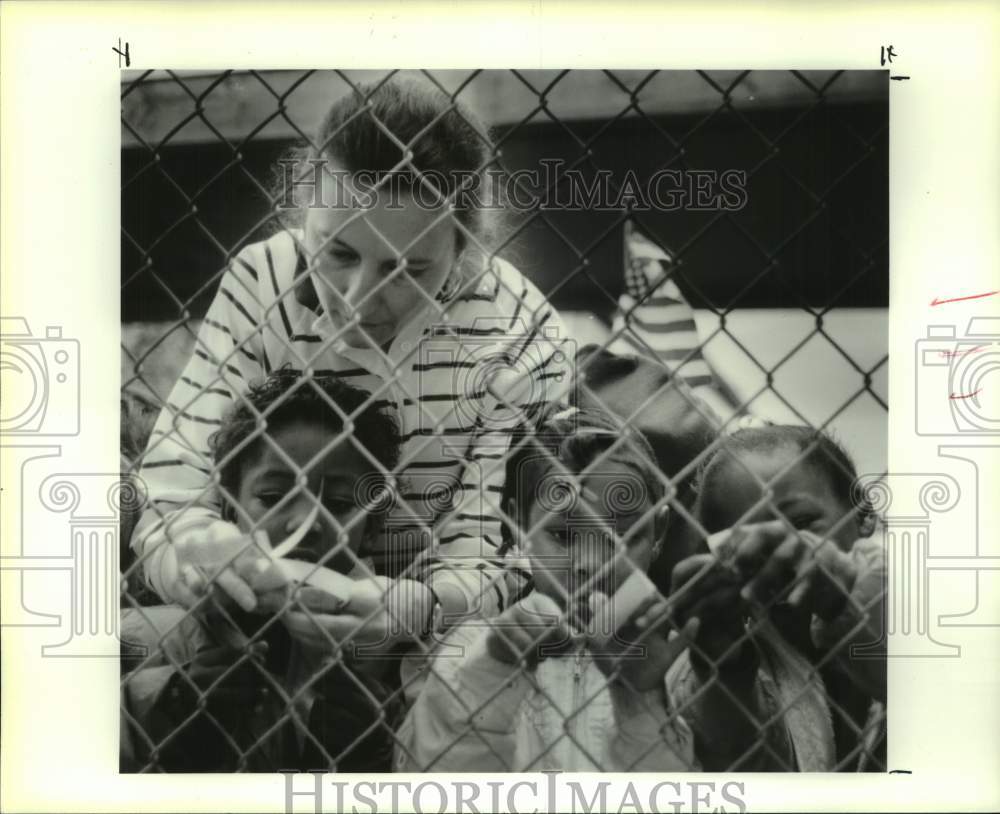 1991 Press Photo Sandra LeBlanc at Kate Middleton Kindergarten in Gretna- Historic Images