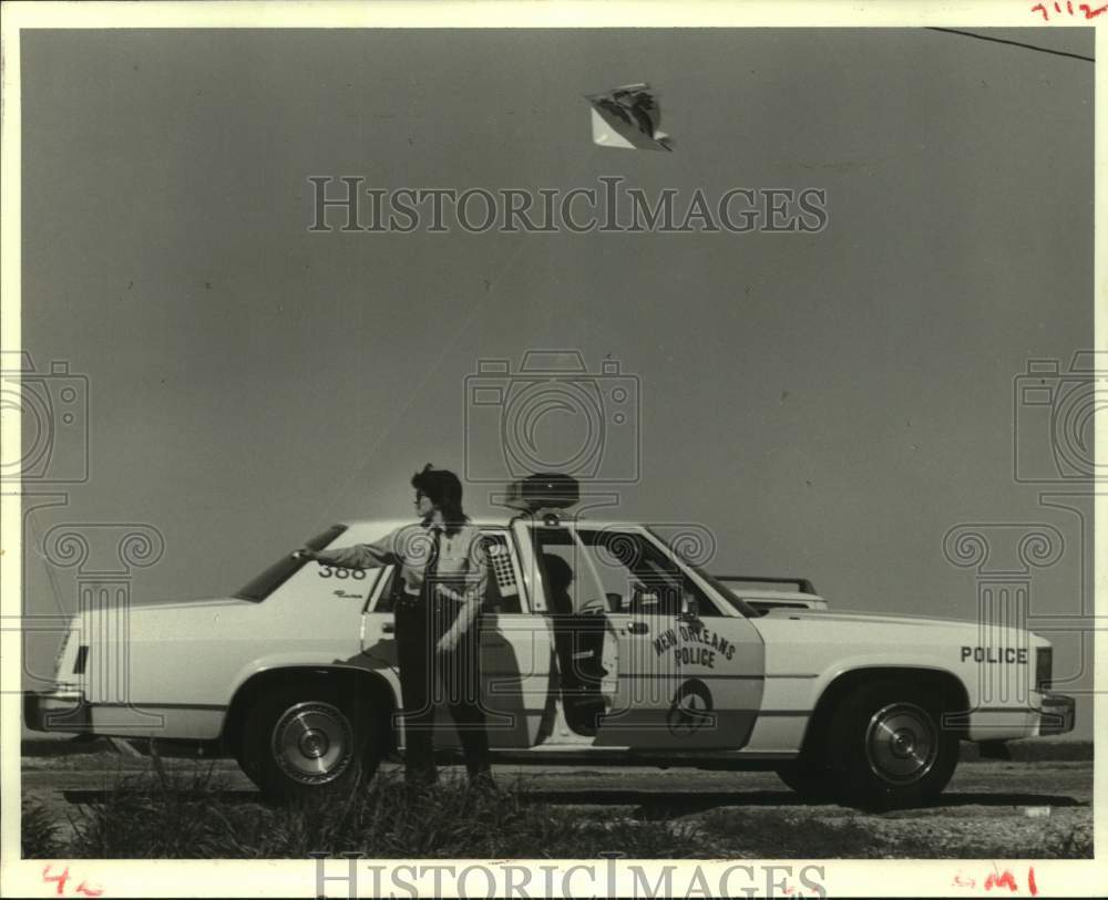 1985 Press Photo New Orleans policewoman on Breakwater Drive in the West End- Historic Images