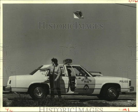 1985 Press Photo New Orleans policewoman on Breakwater Drive in the West End- Historic Images