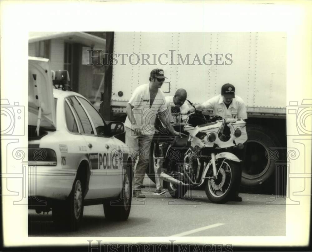 1995 Press Photo New Orleans Police Crew Removes Motorcycle After Collision- Historic Images