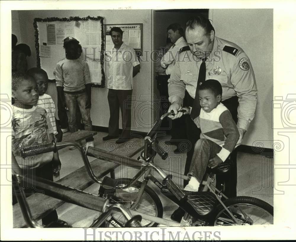 1988 Press Photo New Orleans Lt. Raymond Kelly Helps Gregory Frith with New Bike- Historic Images