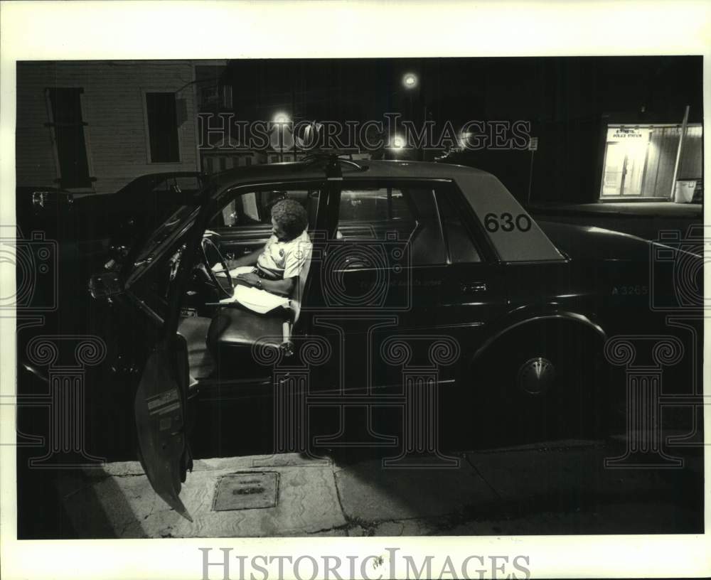1982 Press Photo Officer James Pollard doing paper work in his patrol car