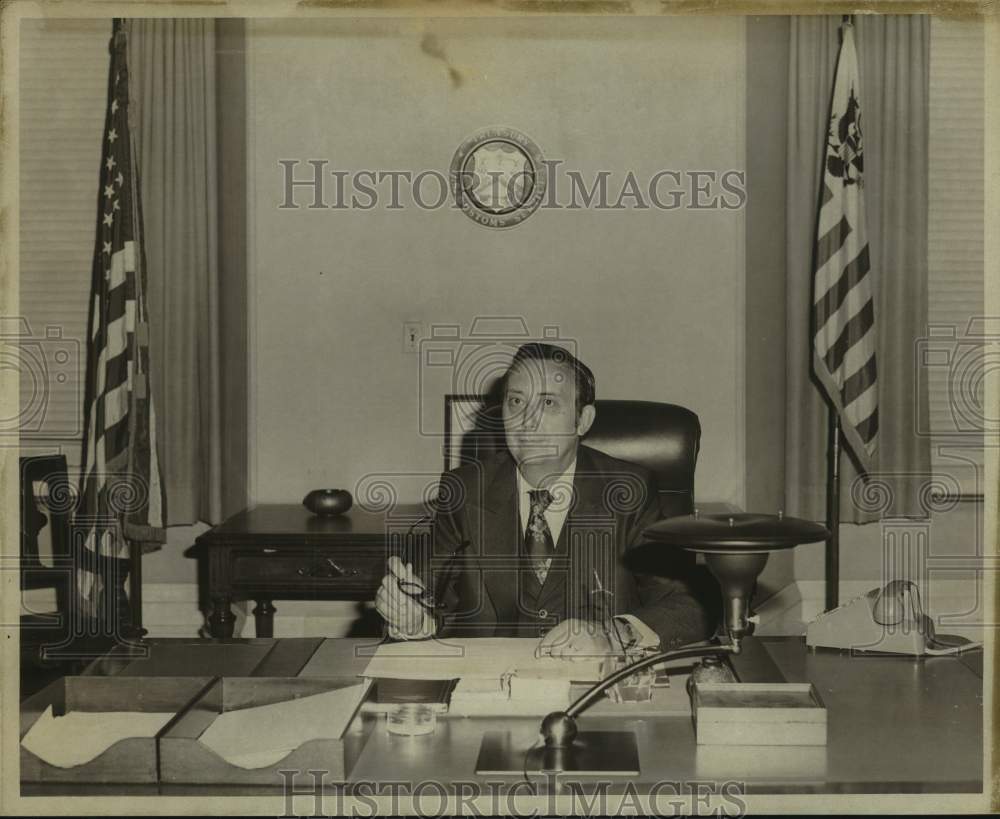 1975 Press Photo Harvey Perry, Mobile District Director, U. S. Customs, Region V- Historic Images