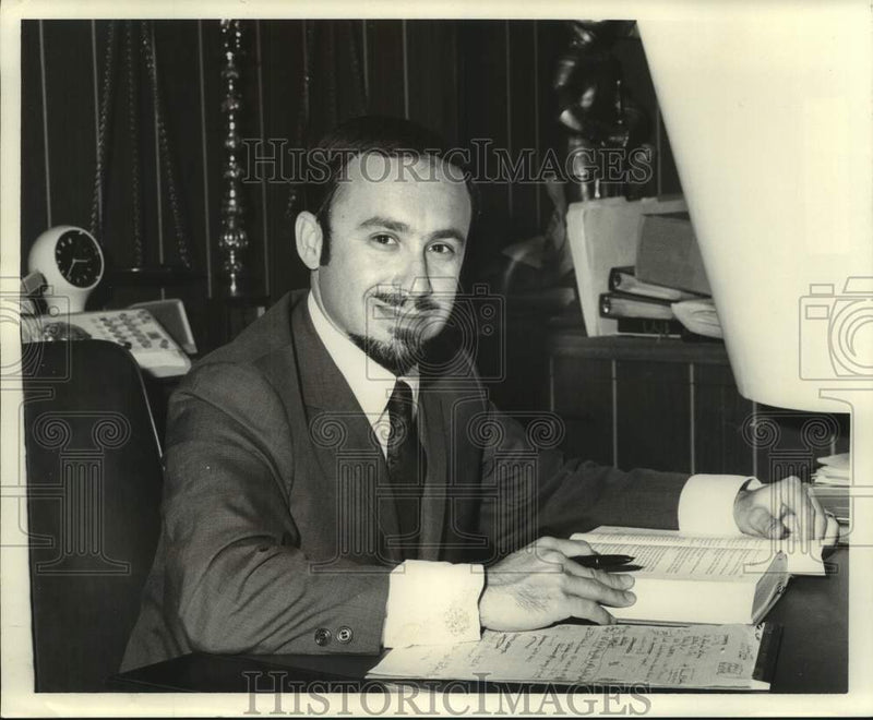 Load image into Gallery viewer, 1969 Press Photo New Orleans lawyer, Steven R. Plotkin in his office - noc06583
