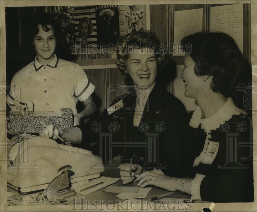 1960 Press Photo School Book Fair committee members at Country Day- Historic Images