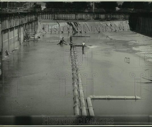 1976 Press Photo Employees hose down settling basin-New Orleans treatment plant- Historic Images