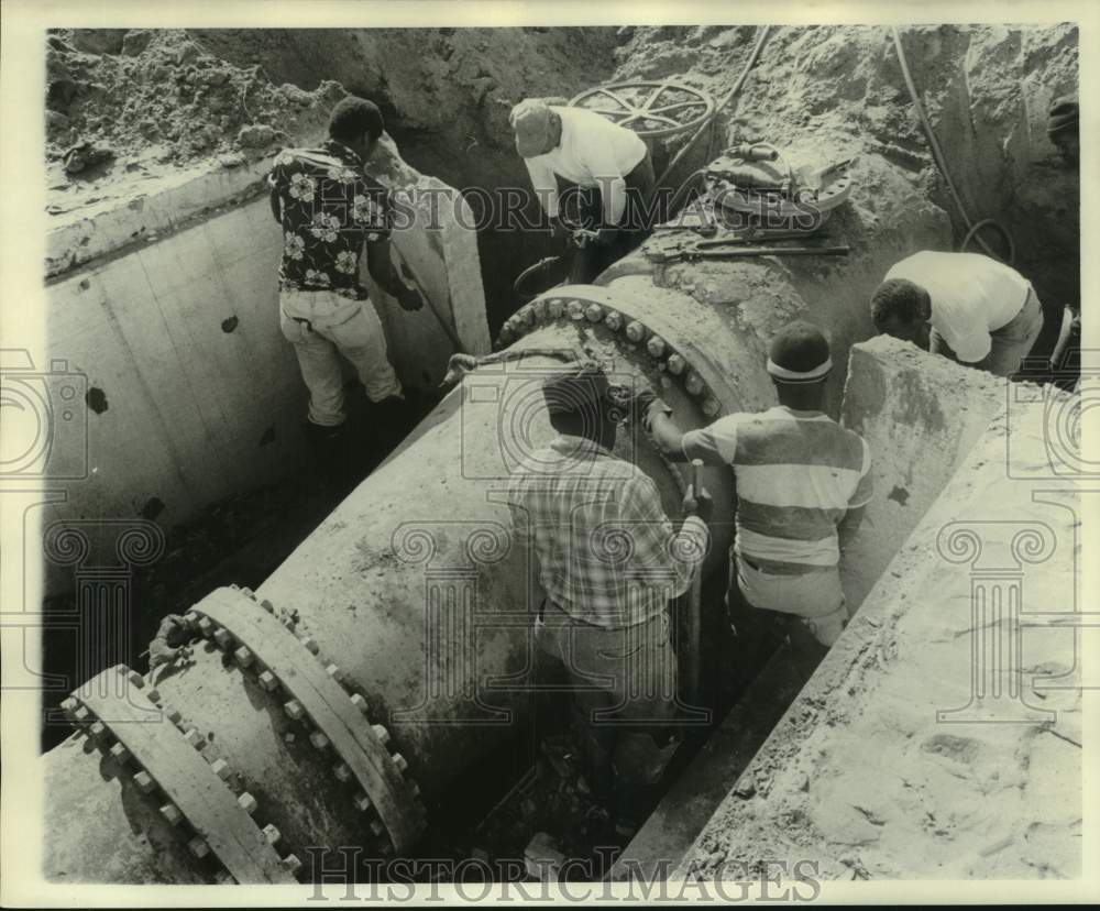 1976 Press Photo Sewerage and Water Board working on ruptured water main - Historic Images