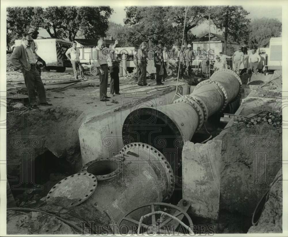 1976 Press Photo Sewerage and Water Board working on ruptured water main - Historic Images