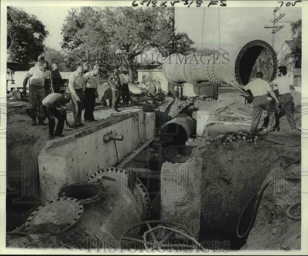 1976 Press Photo Sewerage &amp; Water Board workers work on a rapture water main - Historic Images