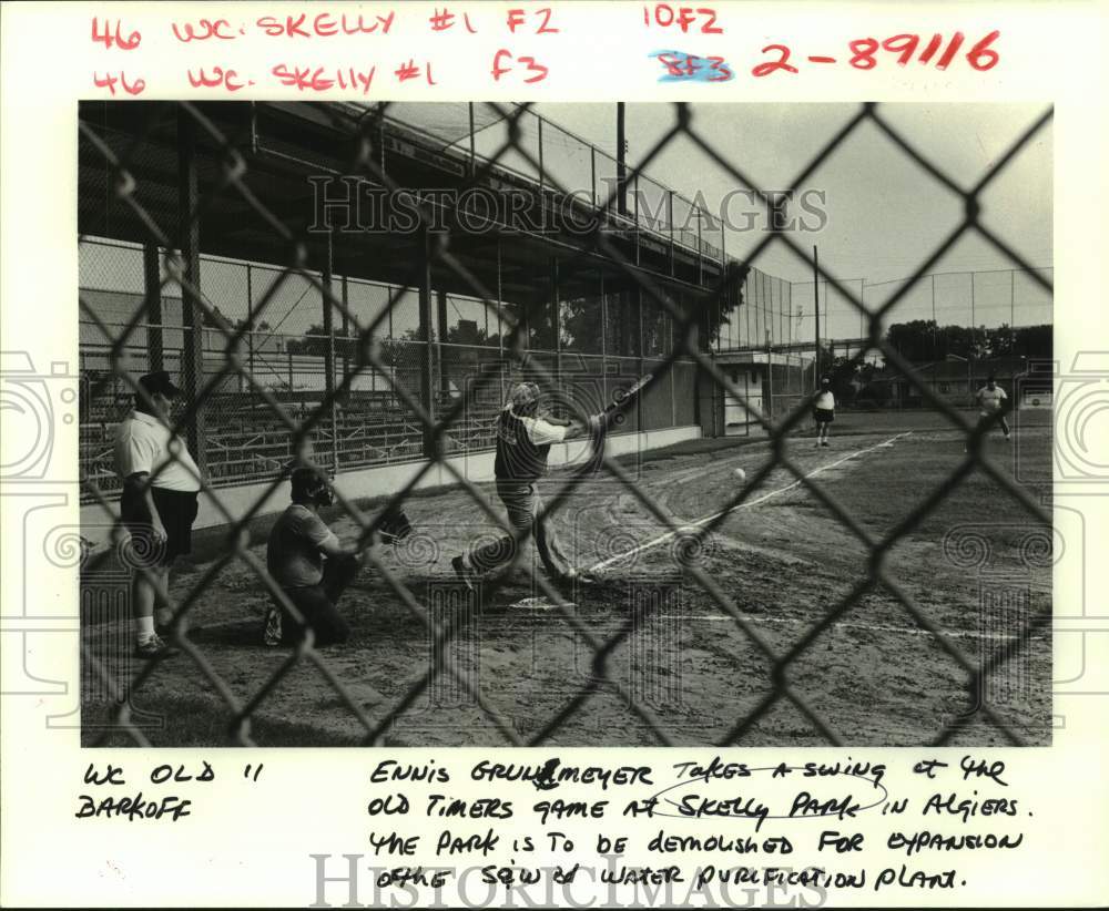 1986 Press Photo Ennis Grunmeyer in &quot;Old Timers Game&quot; in Algiers, Louisiana- Historic Images