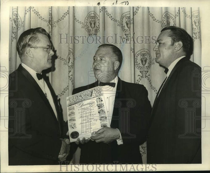 Load image into Gallery viewer, 1965 Press Photo Professional Photographers of America - Award Ceremony
