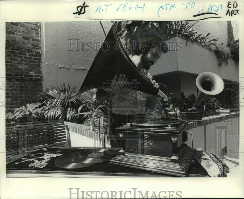 Load image into Gallery viewer, 1977 Press Photo Wayne Miller with Victor VI Phonograph - noc06836
