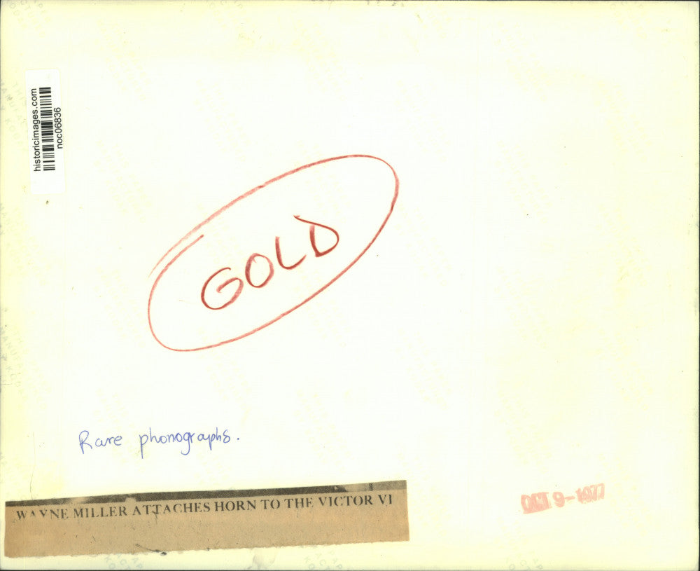 1977 Press Photo Wayne Miller with Victor VI Phonograph - noc06836