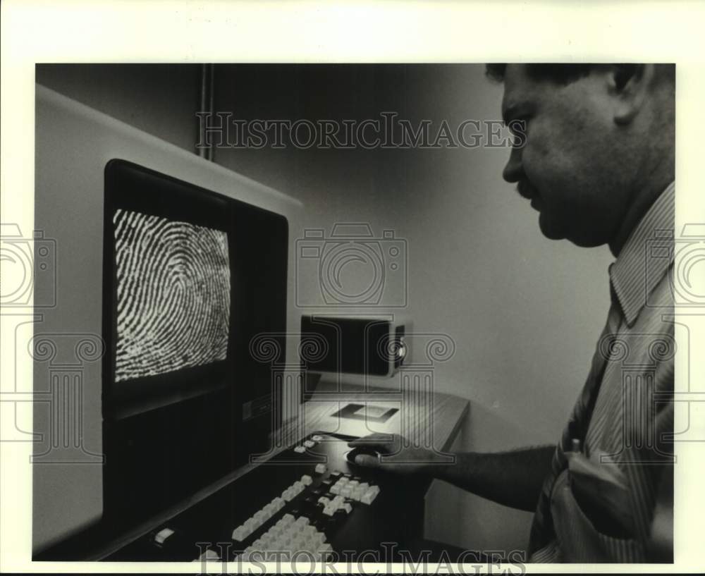 1985 Press Photo New Orleans Patrolman Kenneth Solis with fingerprint computer- Historic Images