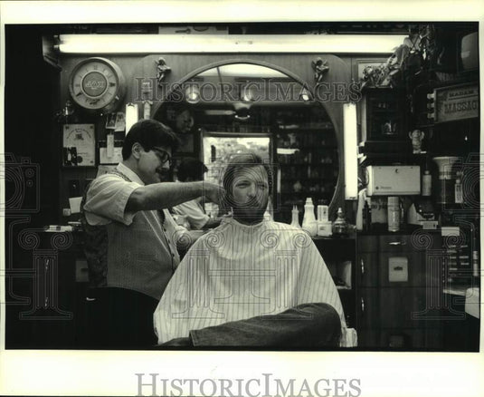 1980 Press Photo Barber Roy Piazza Cutting Hair, New Orleans- Historic Images