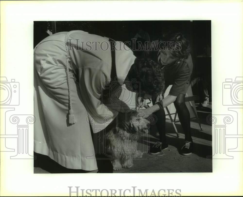 1993 Press Photo Dog is blessed by Reverend Mary Hardy in New Orleans- Historic Images