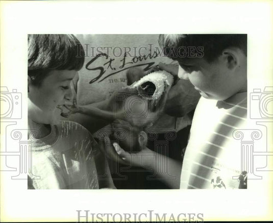 1993 Press Photo "Sam," baby rhesus monkey at pet blessing ceremony in Louisiana- Historic Images
