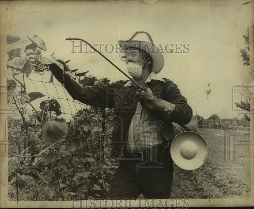 1977 Press Photo Man sprays pesticides in Louisiana- Historic Images