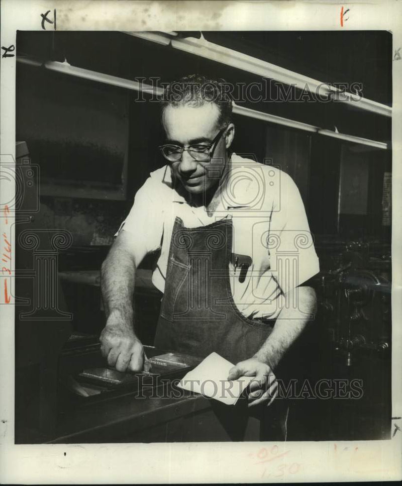 Load image into Gallery viewer, 1967 Press Photo I.N. "Nick" Plescia, Printer at The Times-Picayune - noc07043
