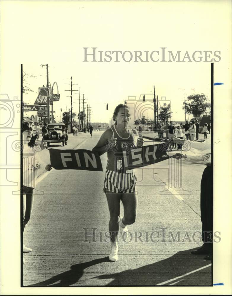 1988 Press Photo Desmond O&#39;Connor, 1st Place finisher- People&#39;s Run for People- Historic Images