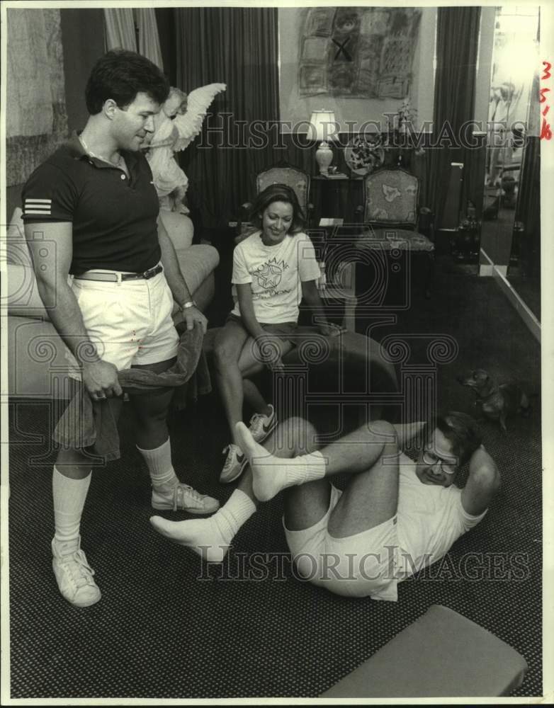 1985 Press Photo Jim Mounger warm-up before training with Chuck Clotworthy- Historic Images