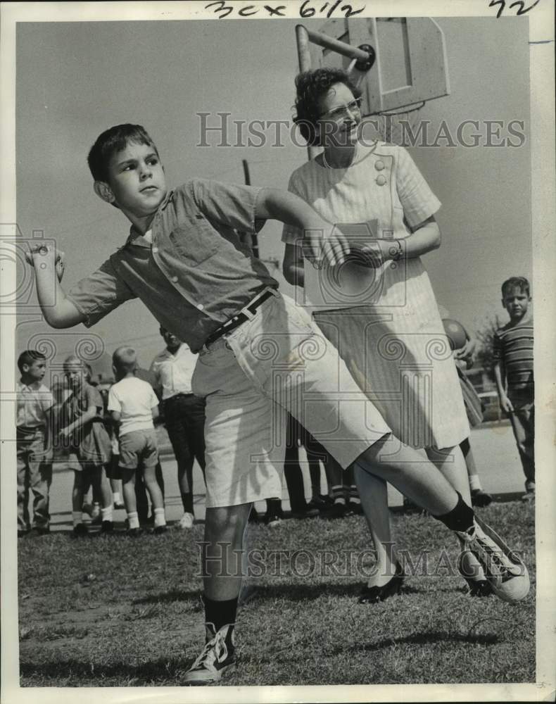 Load image into Gallery viewer, 1963 Press Photo Jeffrey Bourgeois throws bean bag, Jean Gordon School
