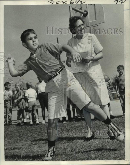 1963 Press Photo Jeffrey Bourgeois throws bean bag, Jean Gordon School