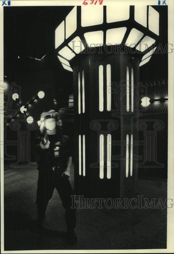 1968 Press Photo Donnie &quot;Skywarp&quot; Little takes aim-Photon Shooting - noc07160