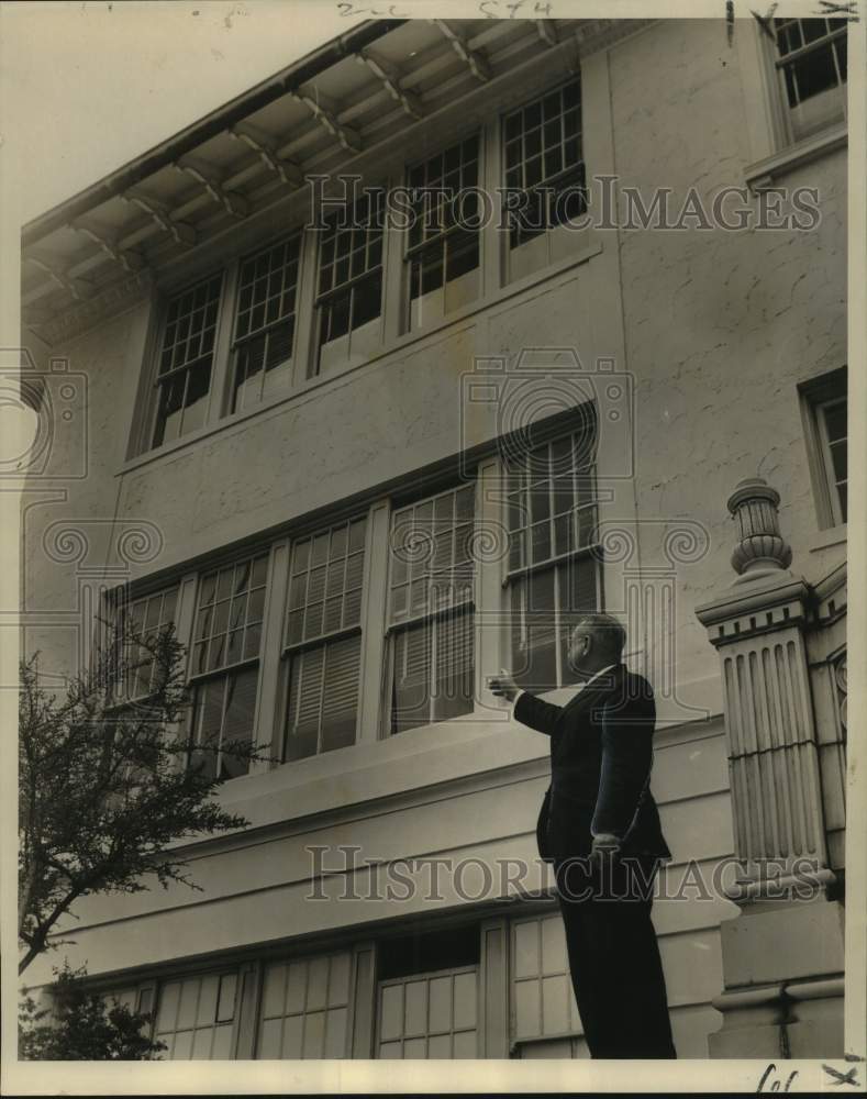 Load image into Gallery viewer, 1964 Press Photo Joseph Abraham Jr., principal of S.J. Peters Junior High School

