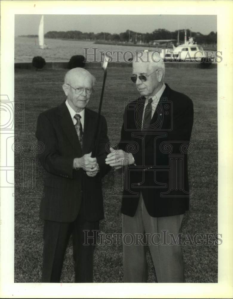 Load image into Gallery viewer, 1992 Press Photo Ken Landry and Malcolm Peters with golf club in New Orleans
