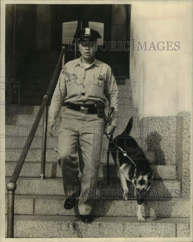 Load image into Gallery viewer, 1961 Press Photo K-9 New Orleans Police officer and his dog - noc07183
