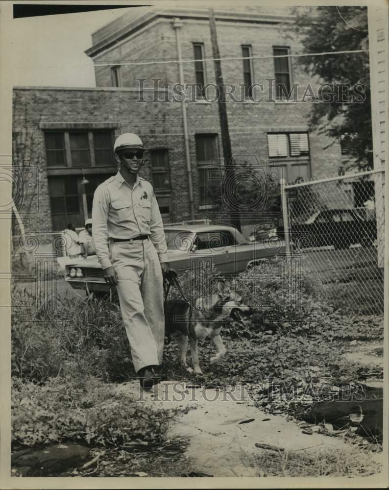 Load image into Gallery viewer, 1964 Press Photo Officer and K-9 at crime scene, South Prieur at Gravier
