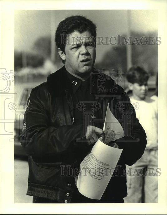 1988 Press Photo Sergeant Gavin Pagart talks to cyclists about safety, Lakeshore- Historic Images
