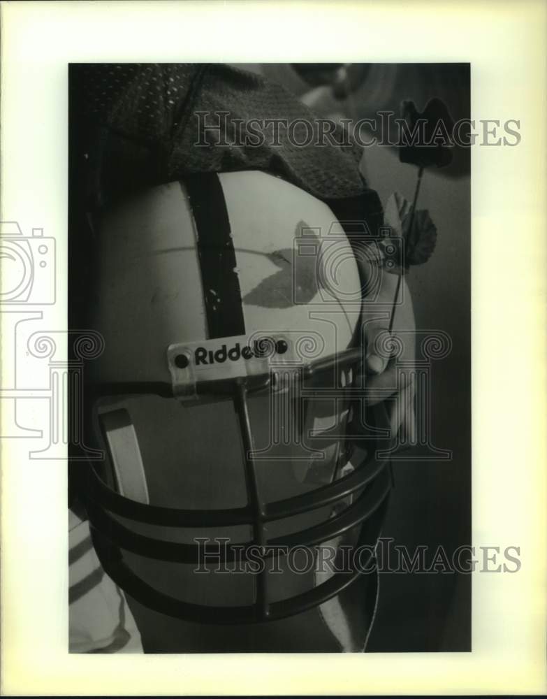 1989 Press Photo Steven Faucheux holds his rose during NOAH homecoming game- Historic Images