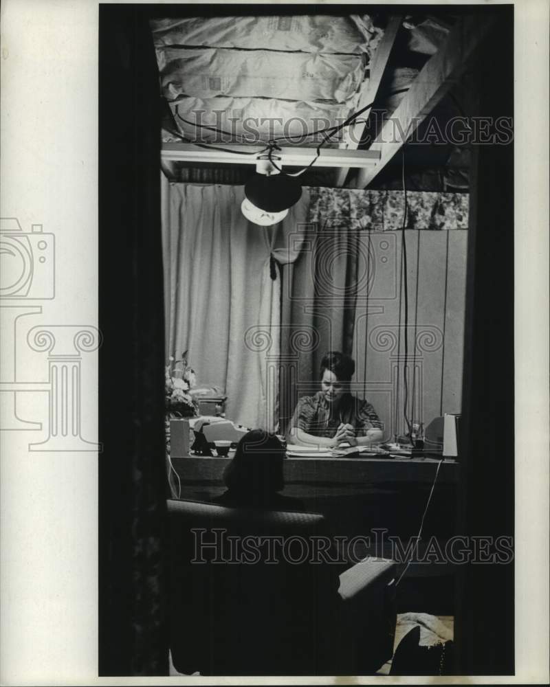 1970 Press Photo Zelda Parks in her office. - noc07312