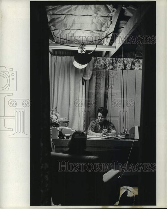 1970 Press Photo Zelda Parks in her office. - noc07312