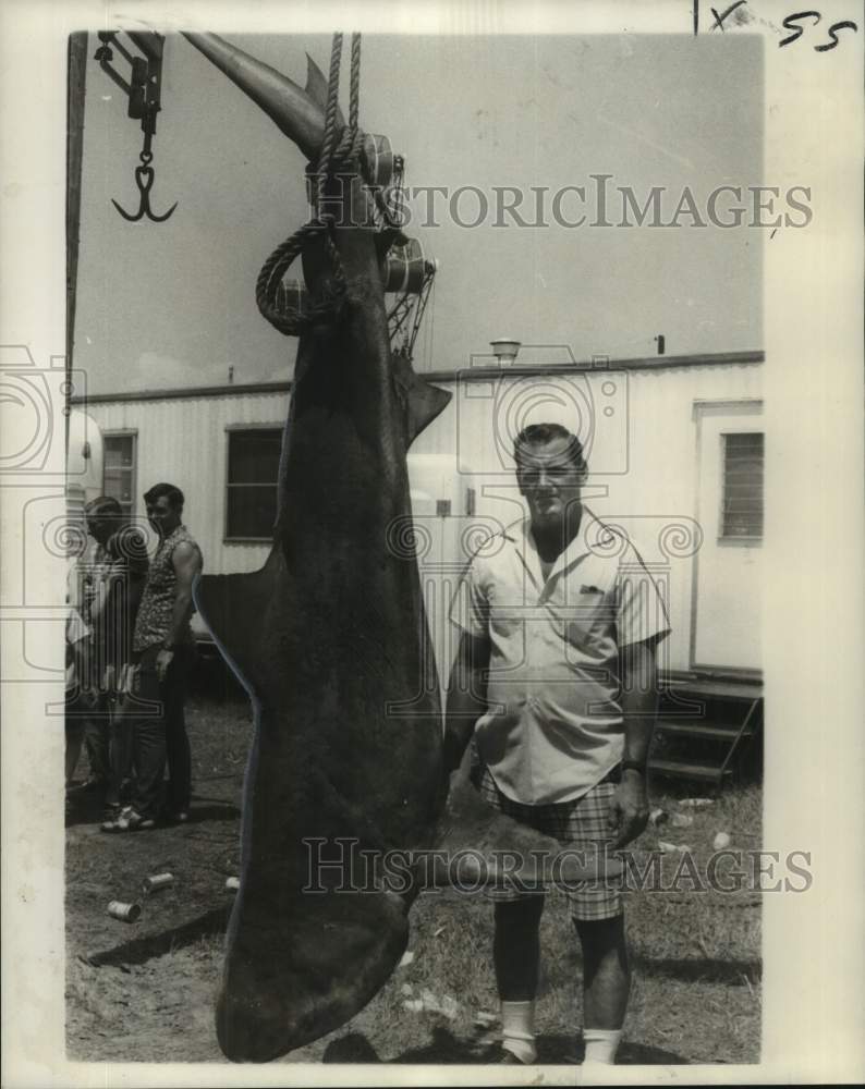 1970 Press Photo Capt. Harry Steele with 439-Pound Shark in 22nd annual rodeo- Historic Images