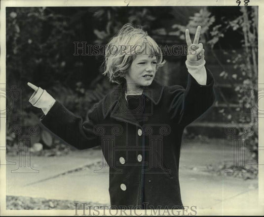 1974 Press Photo Child shows $2 sign and pointing where to park - noc08411- Historic Images