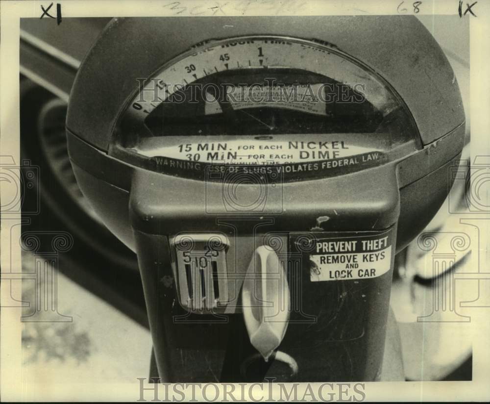 1975 Press Photo Parking meter in the 700 block of Poydras has slots for coins
