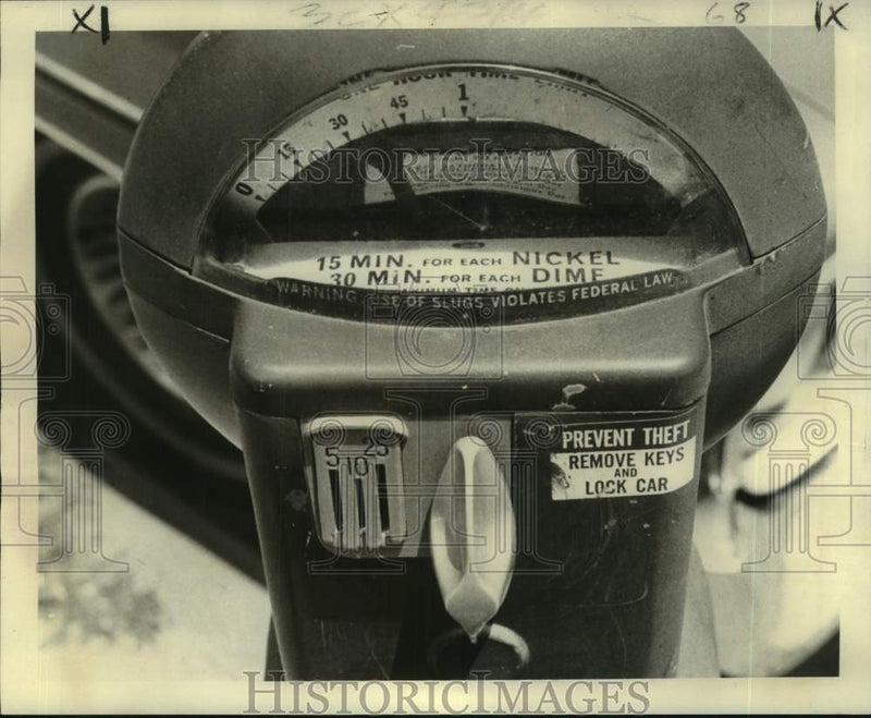Load image into Gallery viewer, 1975 Press Photo Parking meter in the 700 block of Poydras has slots for coins
