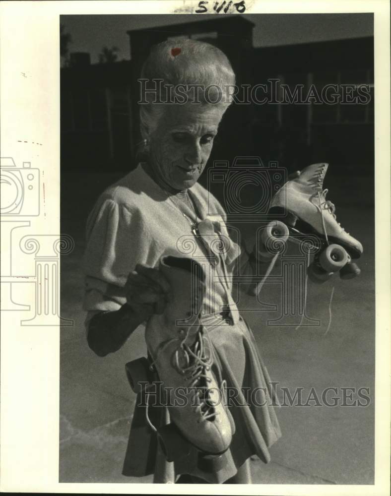 1984 Press Photo Skating instructor Dot Post holds skates in Louisiana- Historic Images