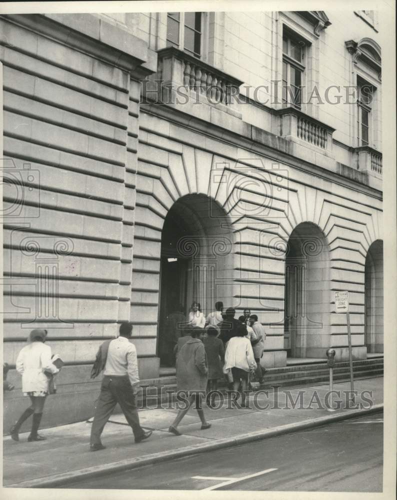 1970 Press Photo People walk by old post office building in Louisiana - Historic Images