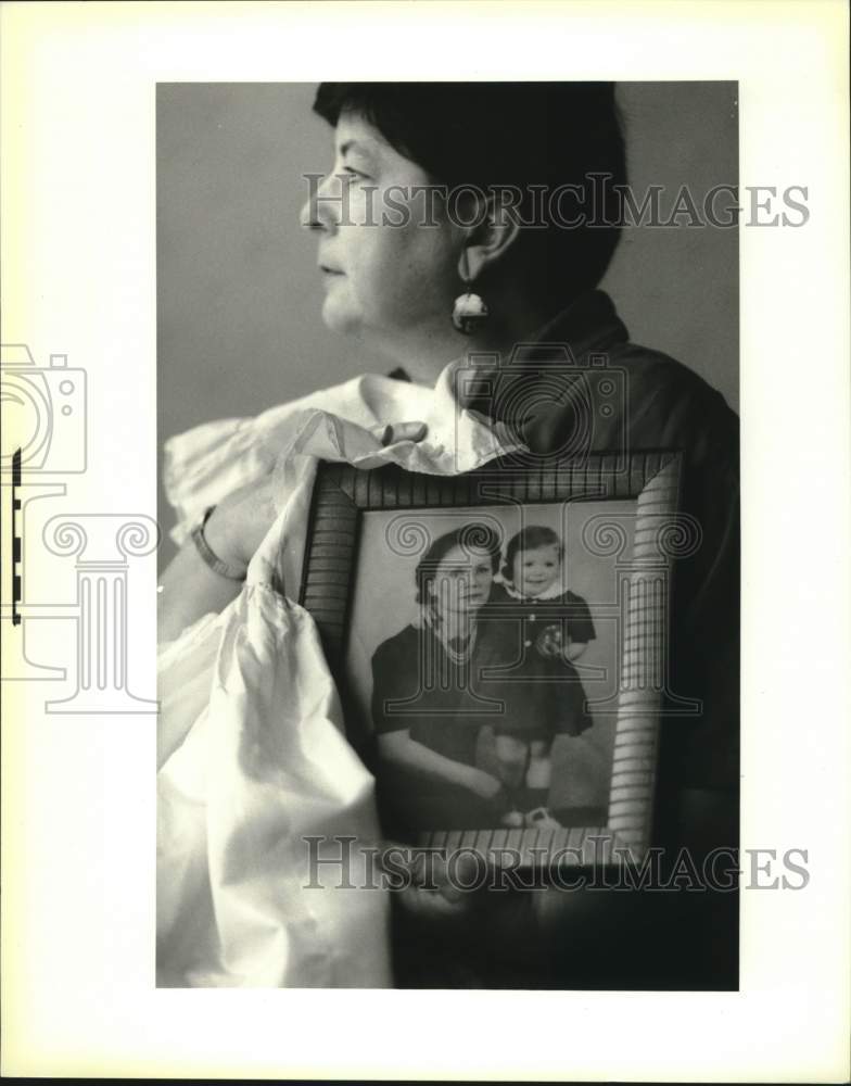 1993 Press Photo Mary L. Cooper Pilgrim holds picture of her mother &amp; herself - Historic Images