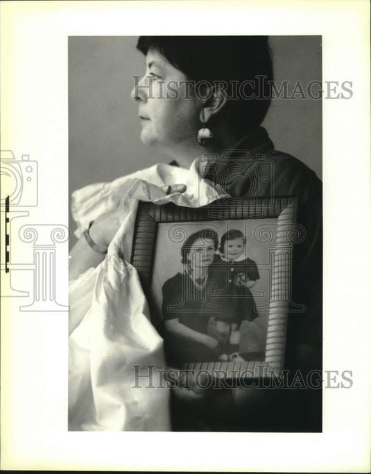 1993 Press Photo Mary L. Cooper Pilgrim holds picture of her mother & herself - Historic Images