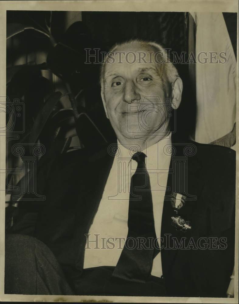 Load image into Gallery viewer, 1967 Press Photo Mayor Jose Maria de Porciolas at City Hall - noc08809
