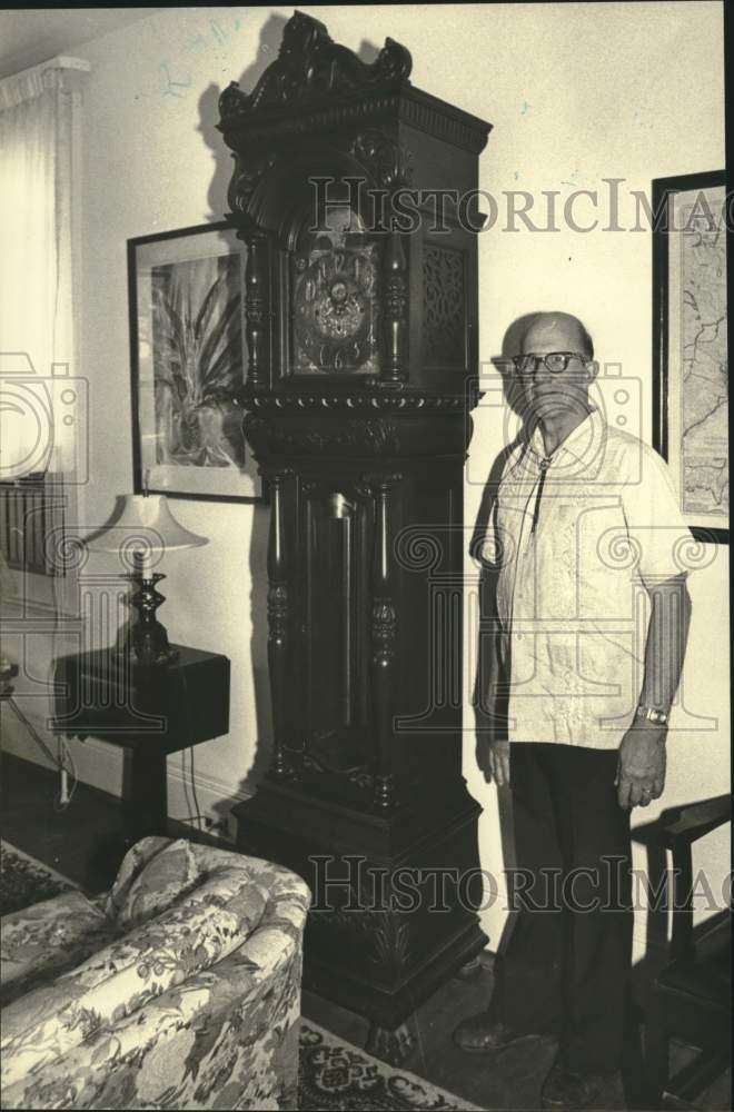 1981 Press Photo Paul Ramos with Grandfather Clock- Historic Images