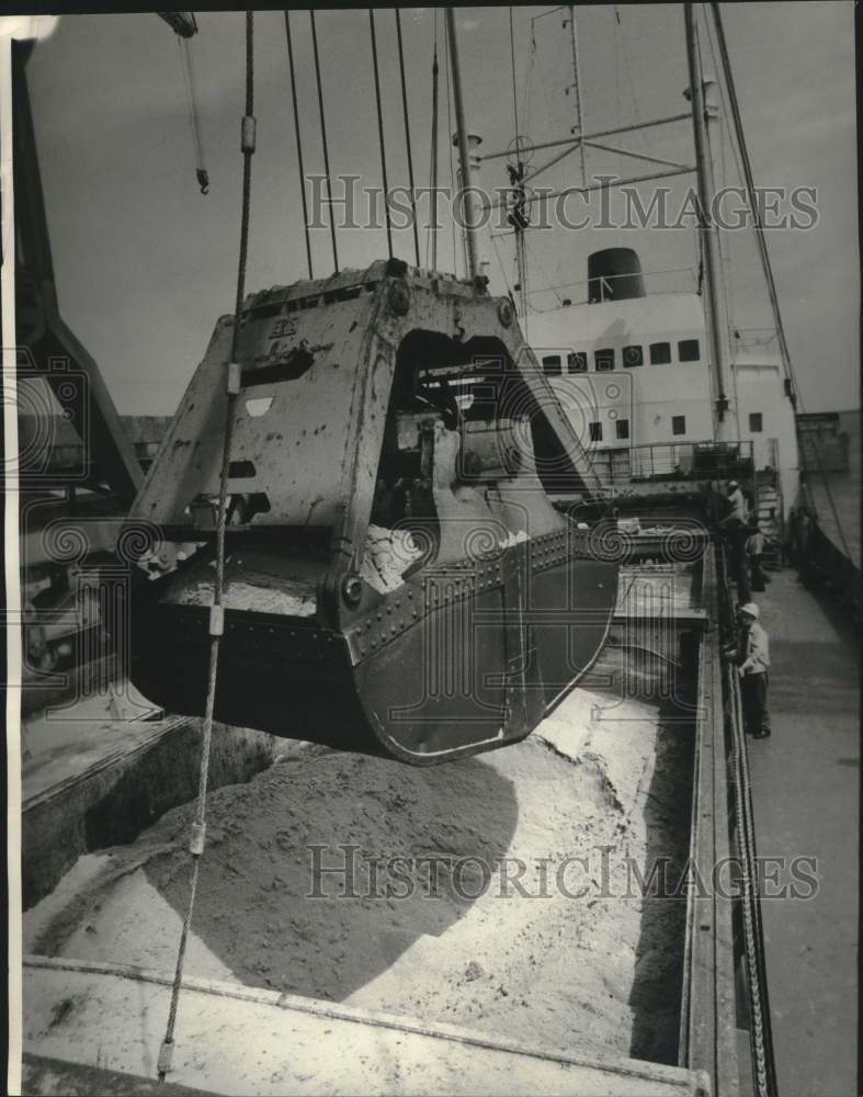 1975 Press Photo Lifted Item At Public Bulk Terminal- Historic Images